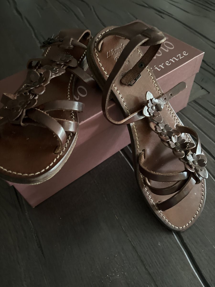 Scarpe da donna: Neuwertig, Sandalen Größe 37 mit Blümchen – Nuovo (secondo la descrizione) da Kreuzlingen venduto da boston010