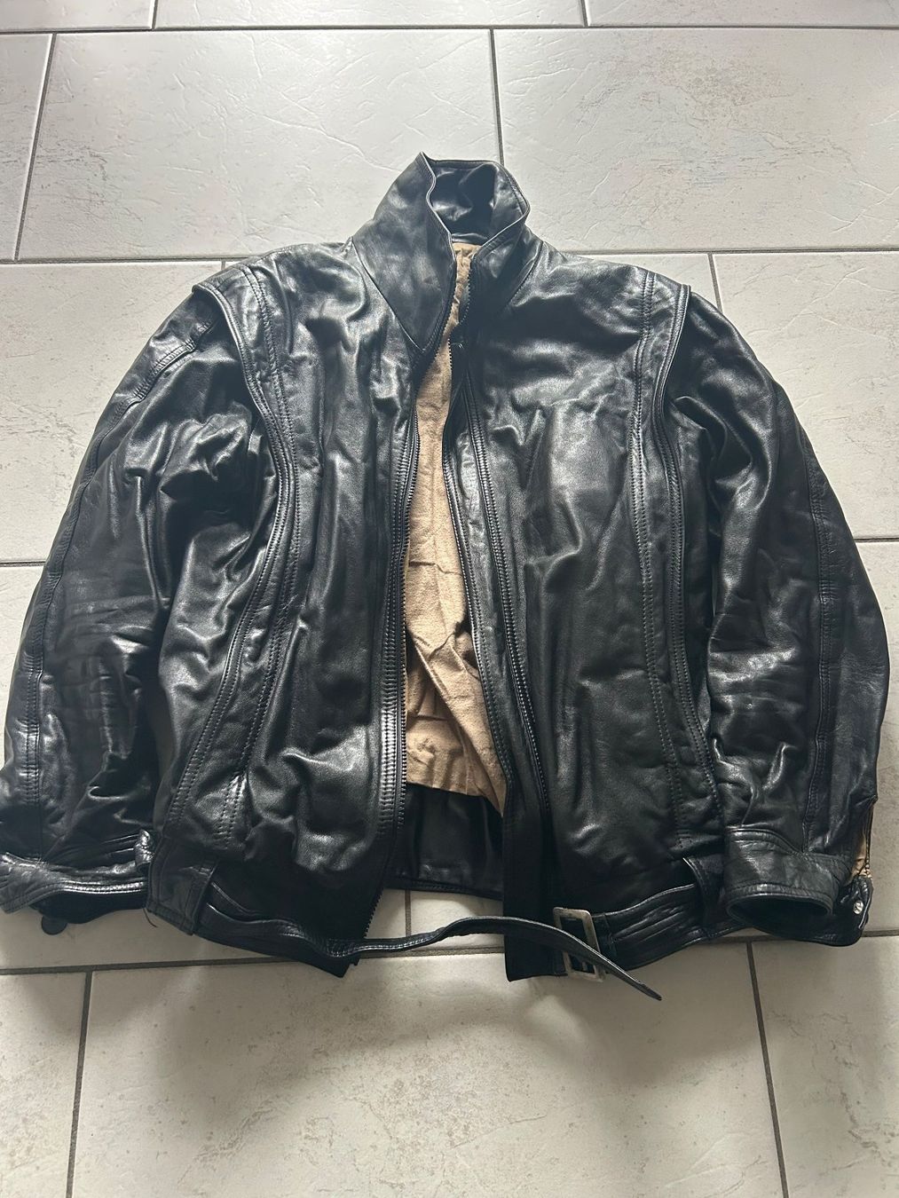 Giacche: Schwarze Lederjacke aus den 80er – Usato da Waltenschwil venduto da alfarumore