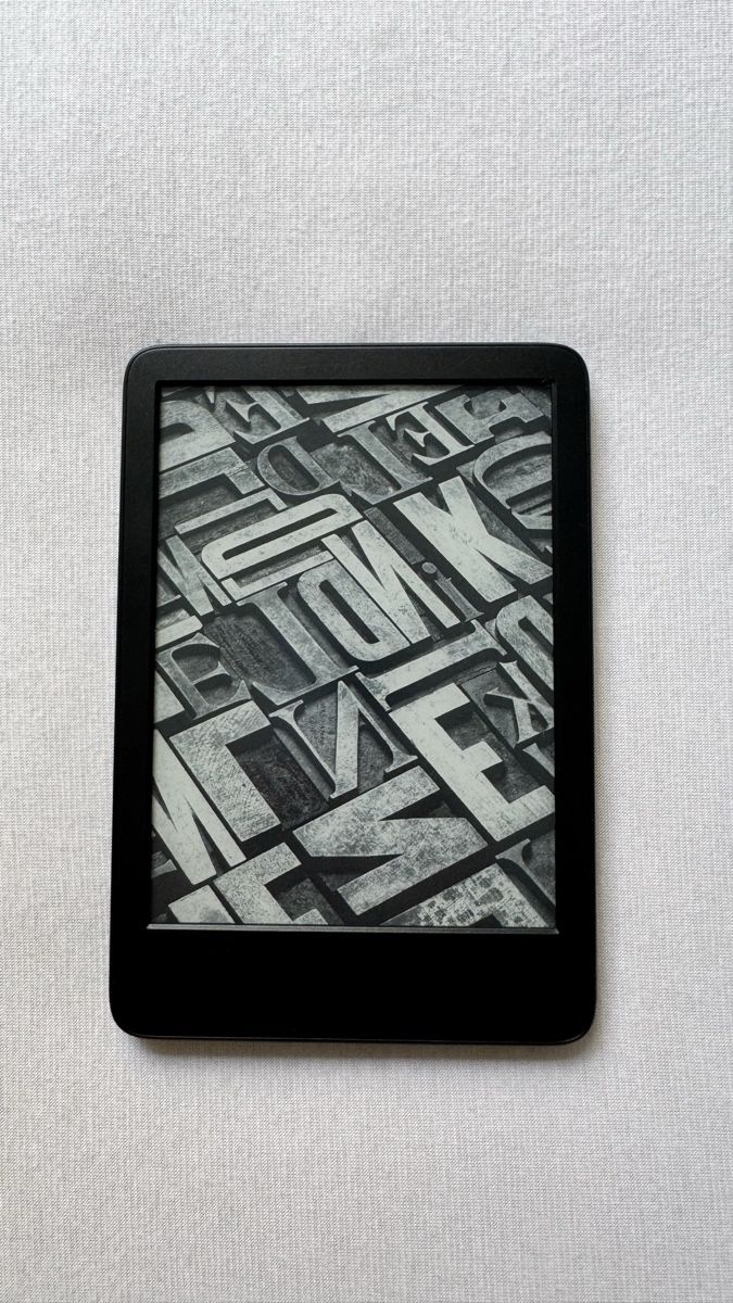 Amazon Tablettes PC: E-Reader Amazon Kindle Basic schwarz, ohne Werbung, 16GB – D'occasion à Cham par valeria.x 1
