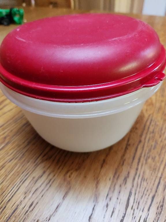 Tupperware Recipients et similaires: Tupperware Salatbehälter mit Sieb – D'occasion à Gstaad par Meiel2020