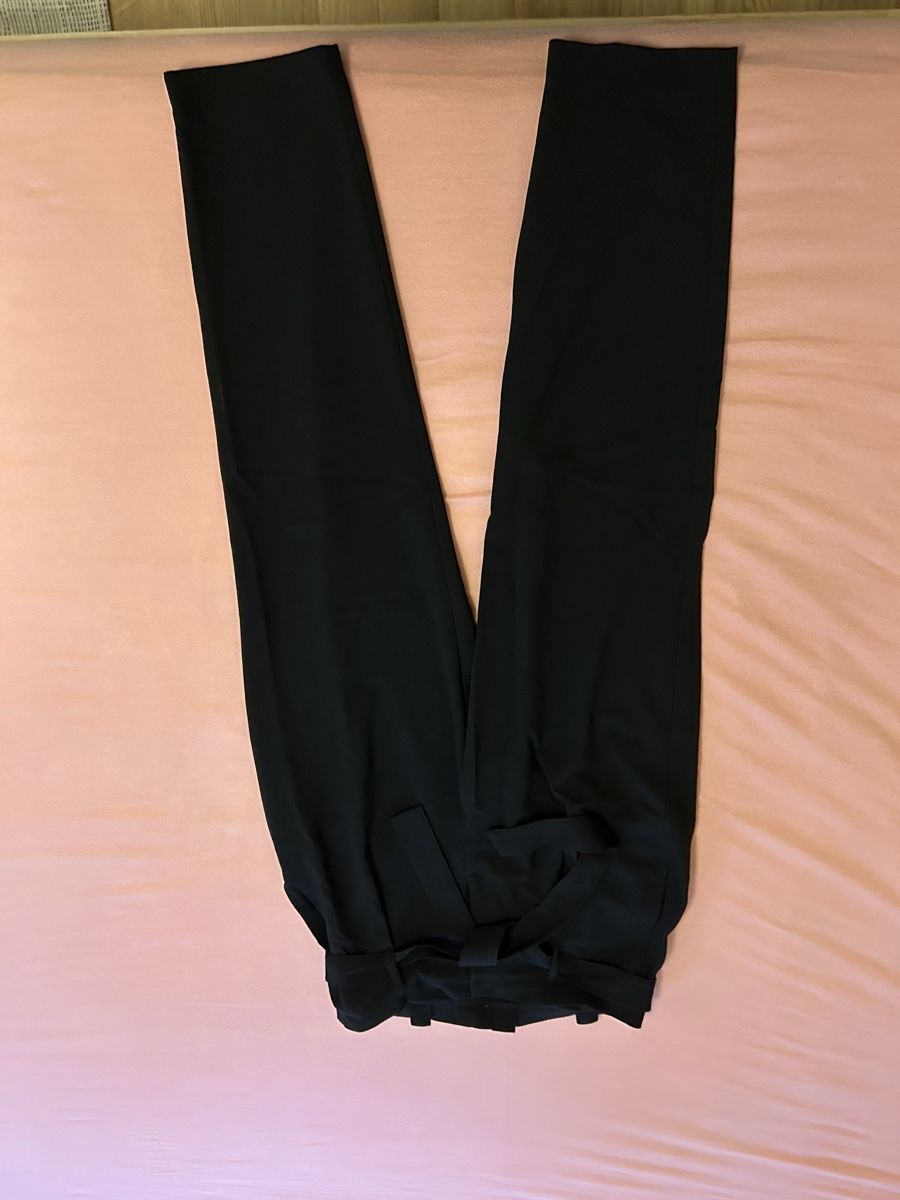 Only Pantaloni: Schwarze Stoffhose, Paperback Stil – Usato da Zürich venduto da cla_g627 1