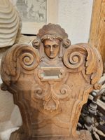Antiker Holzsitz mit Schnitzerei