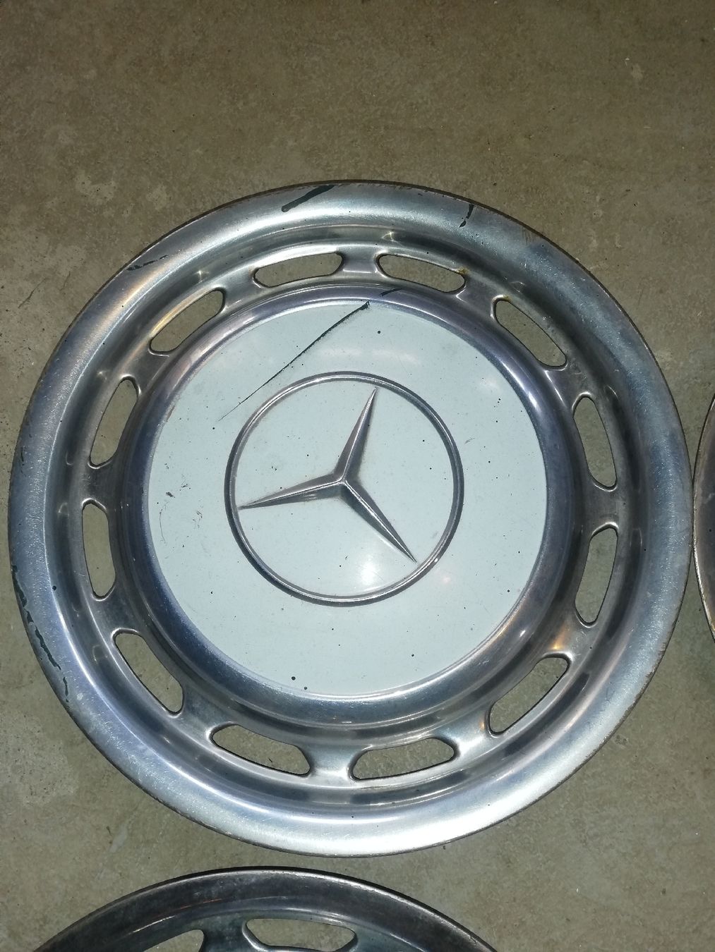 Mercedes-Benz Tutti pezzi di ricambio auto: Mercedes Oldtimer Radkappen – Usato da Lungern venduto da Lena189 4