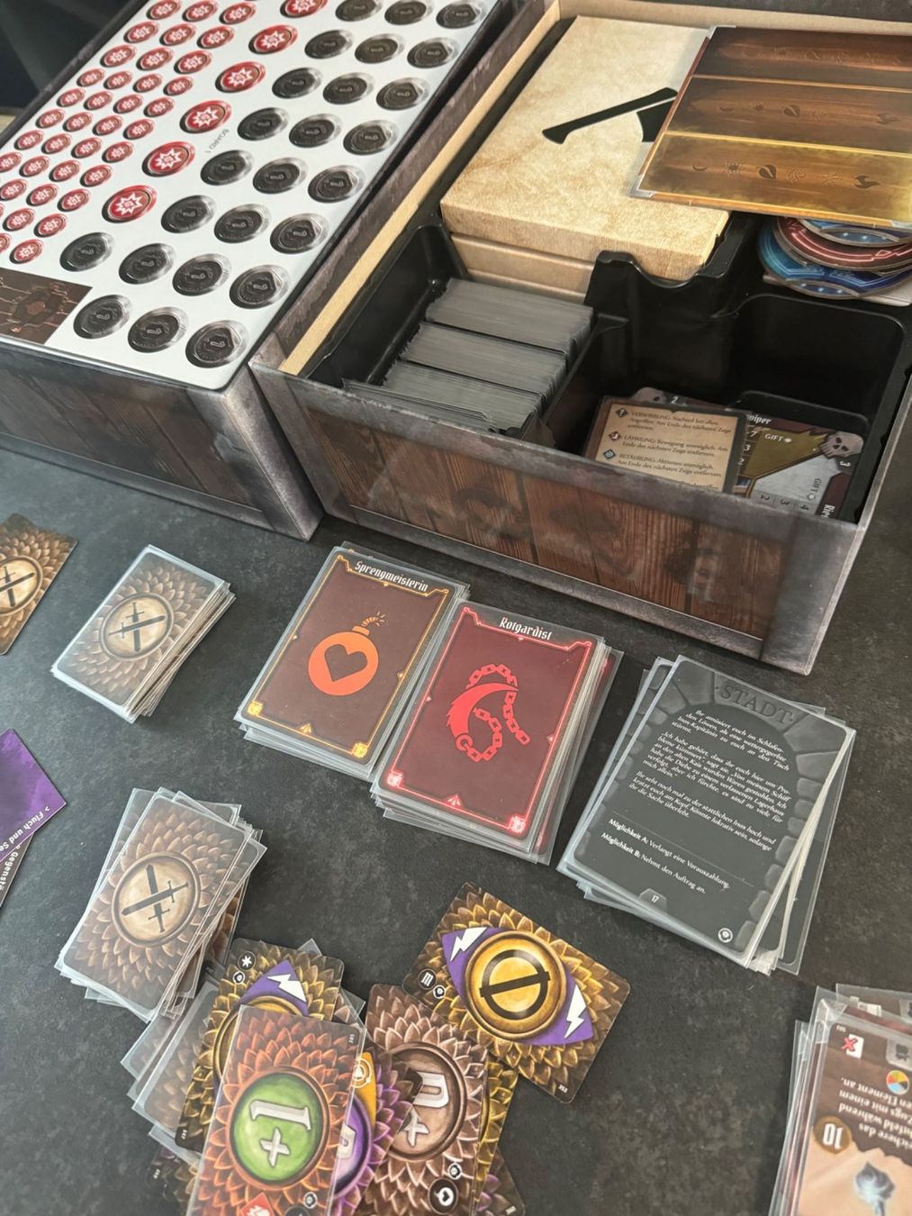Spiele: Gloomhaven + Pranken des Löwen Paket – Gebraucht aus Winterthur von J-Keller87 4