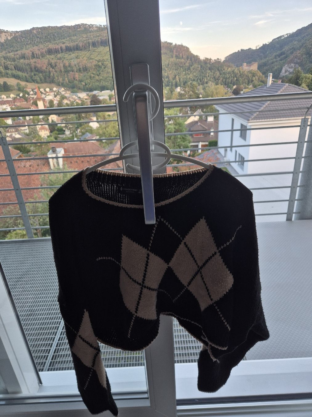 Lots de vêtements: 2 Damen Pullover Dunkelblau und schwarz/beige  – Neuf (Voir description) à Balsthal par sarahlena299