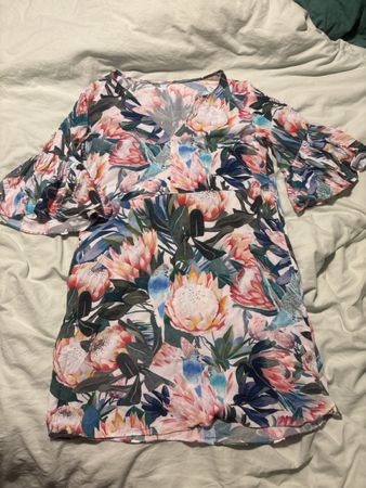 Sommerliches Blumenkleid mit Trompetenärmel, Grösse S