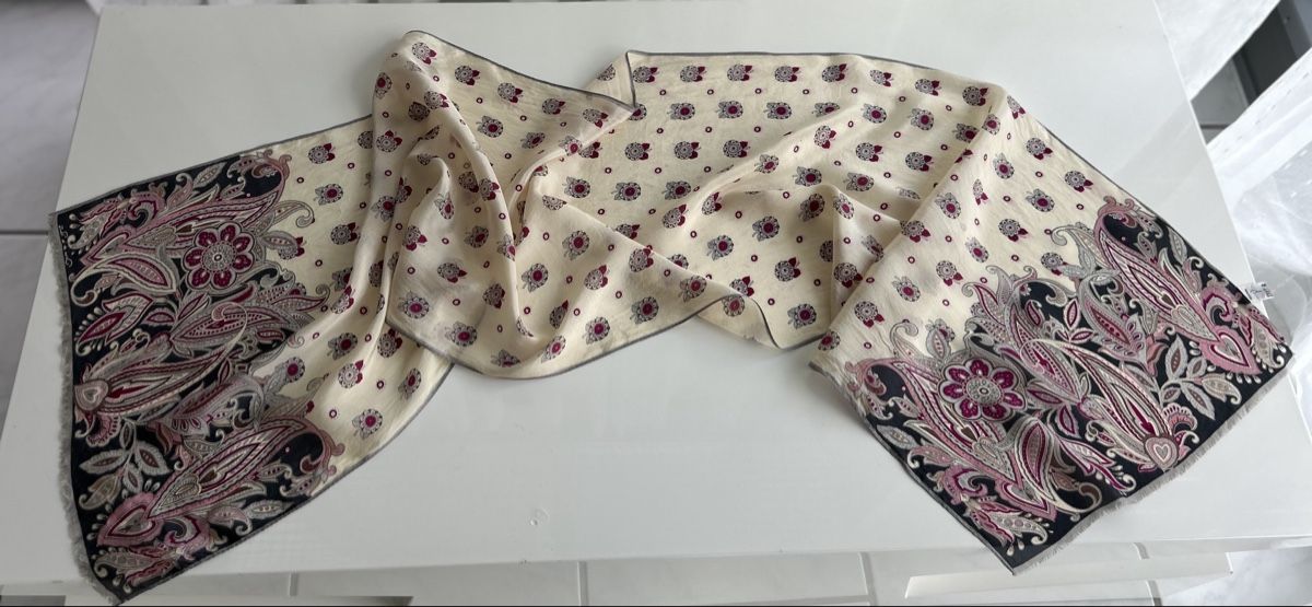 Foulards, Tücher & Schals: Oscar de la Renta Scarf 100% Silk Paisley Pattern – Gebraucht aus Saland von ele_vc96