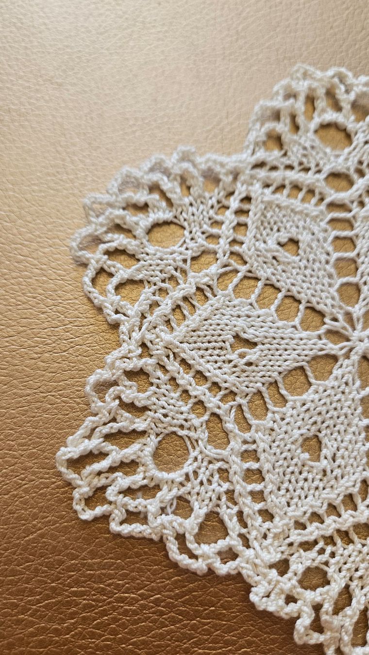 Altra biancheria da tavola: Spitzendeckchen Spitzendeckeli D13 cm Deckeli hellbeige – Usato da Gossau ZH venduto da LeoniesDeko 1