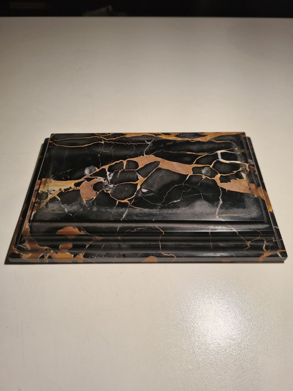 Tutte le decorazioni: Plaque en marbre noir et or, vintage. – Usato da Monthey venduto da 187-zeroo