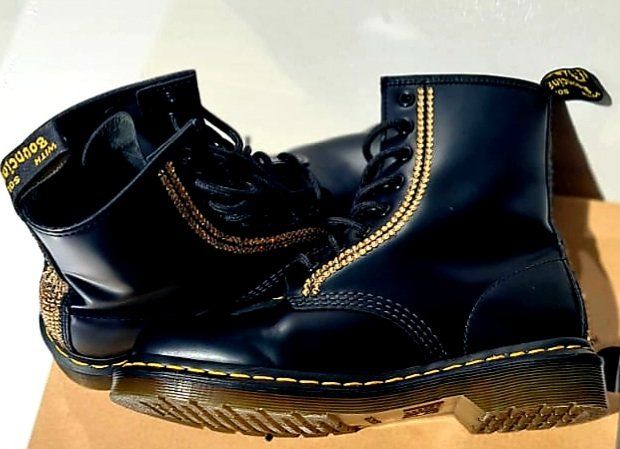 Dr. Martens Herrenschuhe: Dr. Martens mit Swarovski Gold Strass, Gr. 38 – Neu (gemäss Beschreibung) aus kloten von Docsgirl 8
