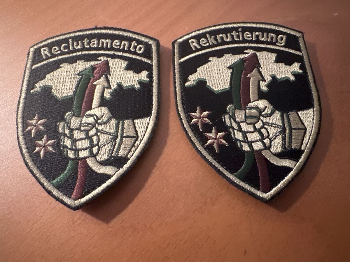 Schweizer Armee Toppe: Rekrutierung – Usato da Morbio Inferiore venduto da Ecod
