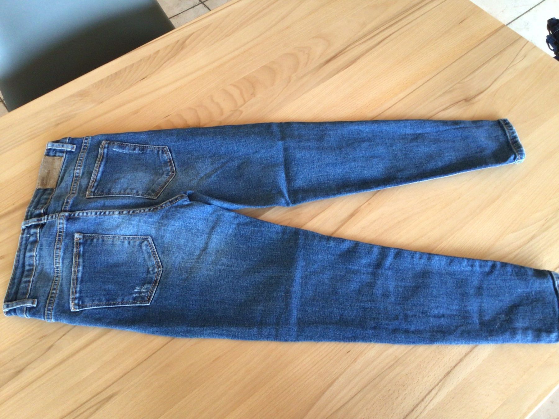 Hosen: Coole Jeans mit Pins verziert, Gr. 140 – Gebraucht aus Schinznach Dorf von Balz1968 4