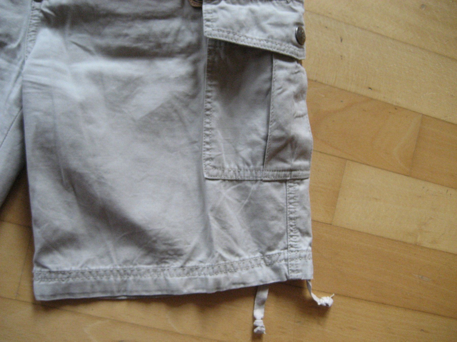 Pantaloni: Shorts, col. beige – Usato da Unterengstringen venduto da Olifant4 2