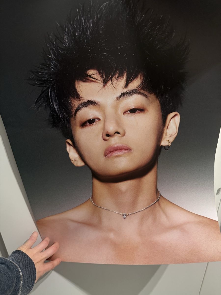 Foto & Immagini: Poster di V dei BTS – Nuovo e nell'imballaggio originale da Castel San Pietro venduto da val_rm7