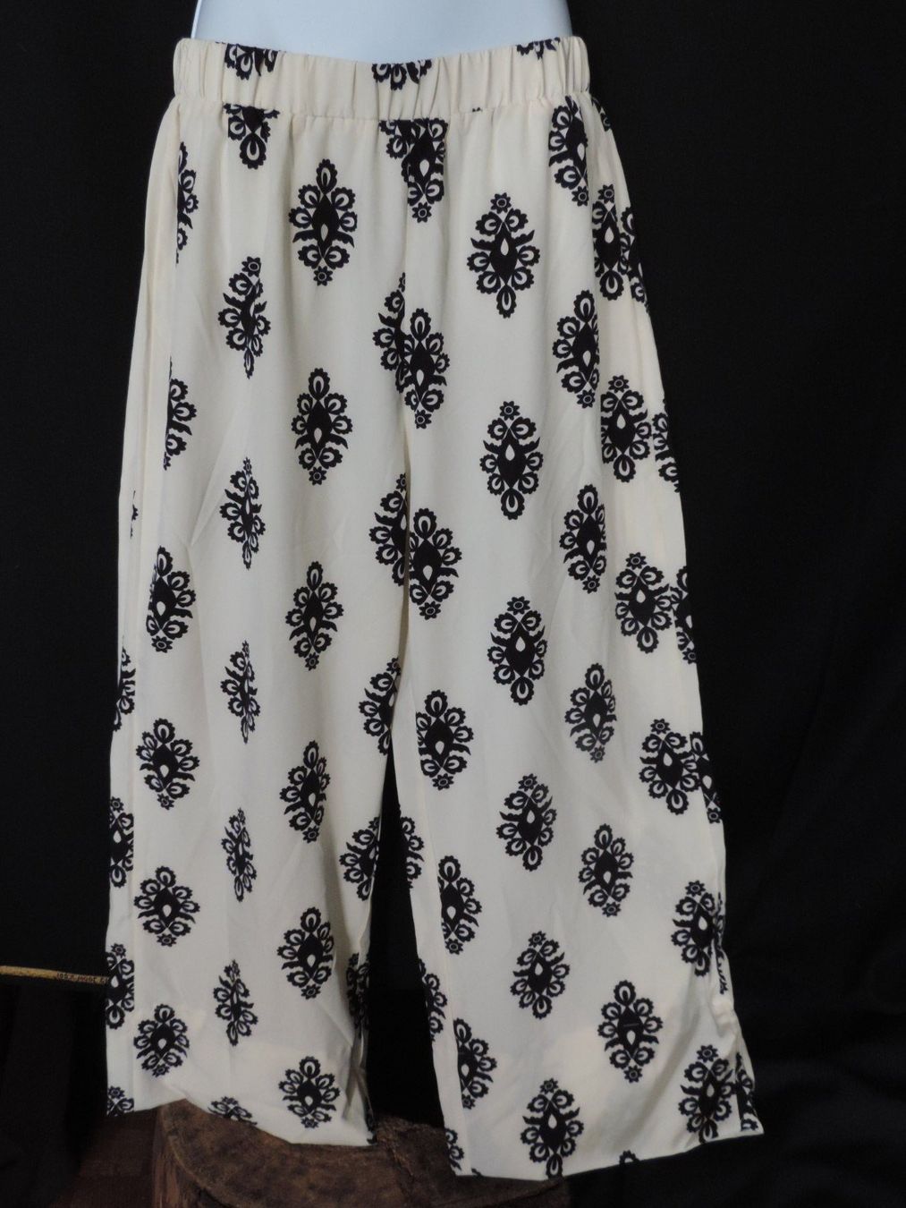 Pantalons: joli pantalon ample blanc motif oriental – D'occasion à Genève par Axelle333 5