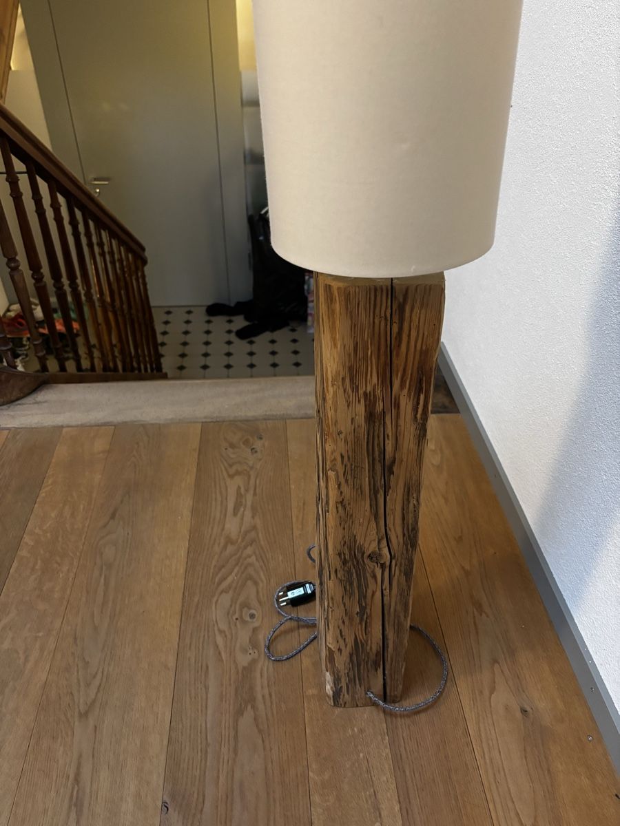 Lampen: Rustic Floor Lamp with Wooden Post – Gebraucht aus Uster von RGertsch 1