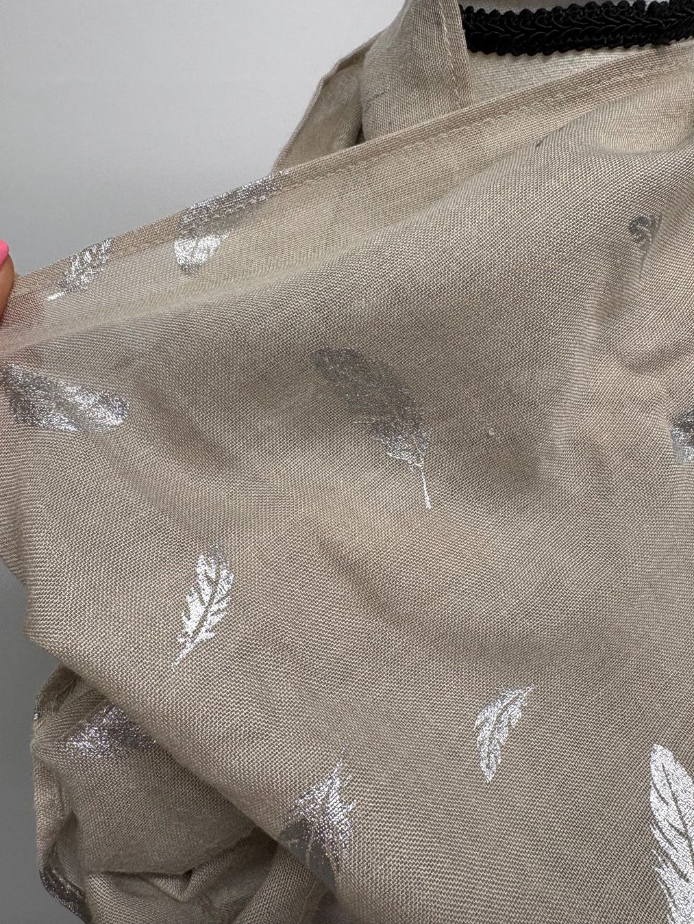 S.Oliver Foulard & Sciarpe: S. Oliver Loopschal mit Federn beige silber leicht – Nuovo (secondo la descrizione) da Regensdorf venduto da secondchancefashion 1