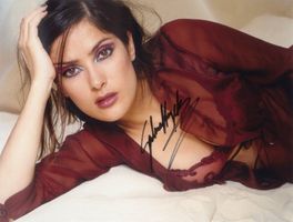 Original Autogramm von SALMA HAYEK auf Großfoto