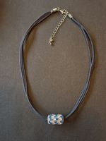 Hübsches Collier mit blauen und weissen Steinen