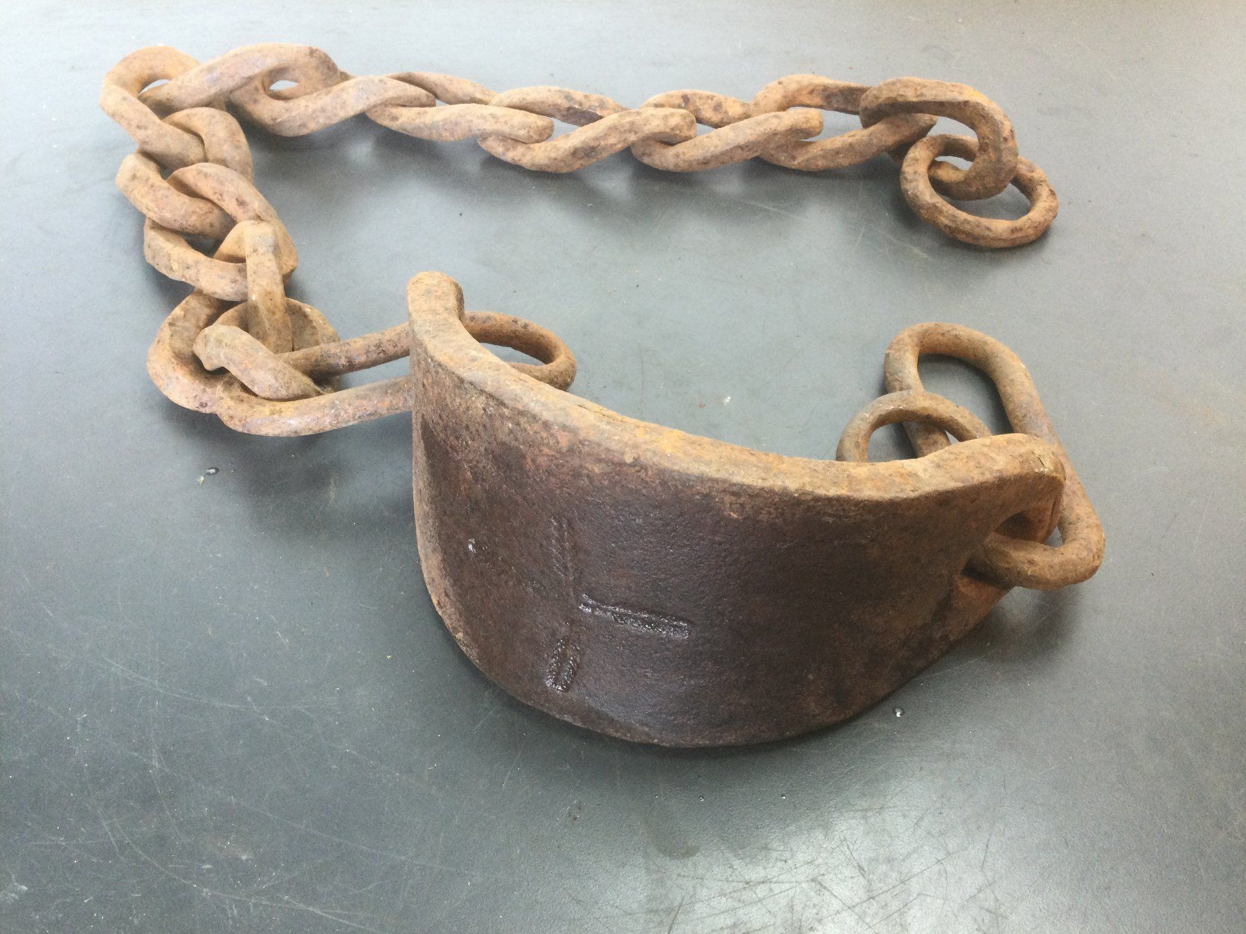 Attrezzi da lavoro: Antiker geschmiedeter Radschuh mit Kette rostig – Usato da Wangen SZ venduto da kuriosum12 2