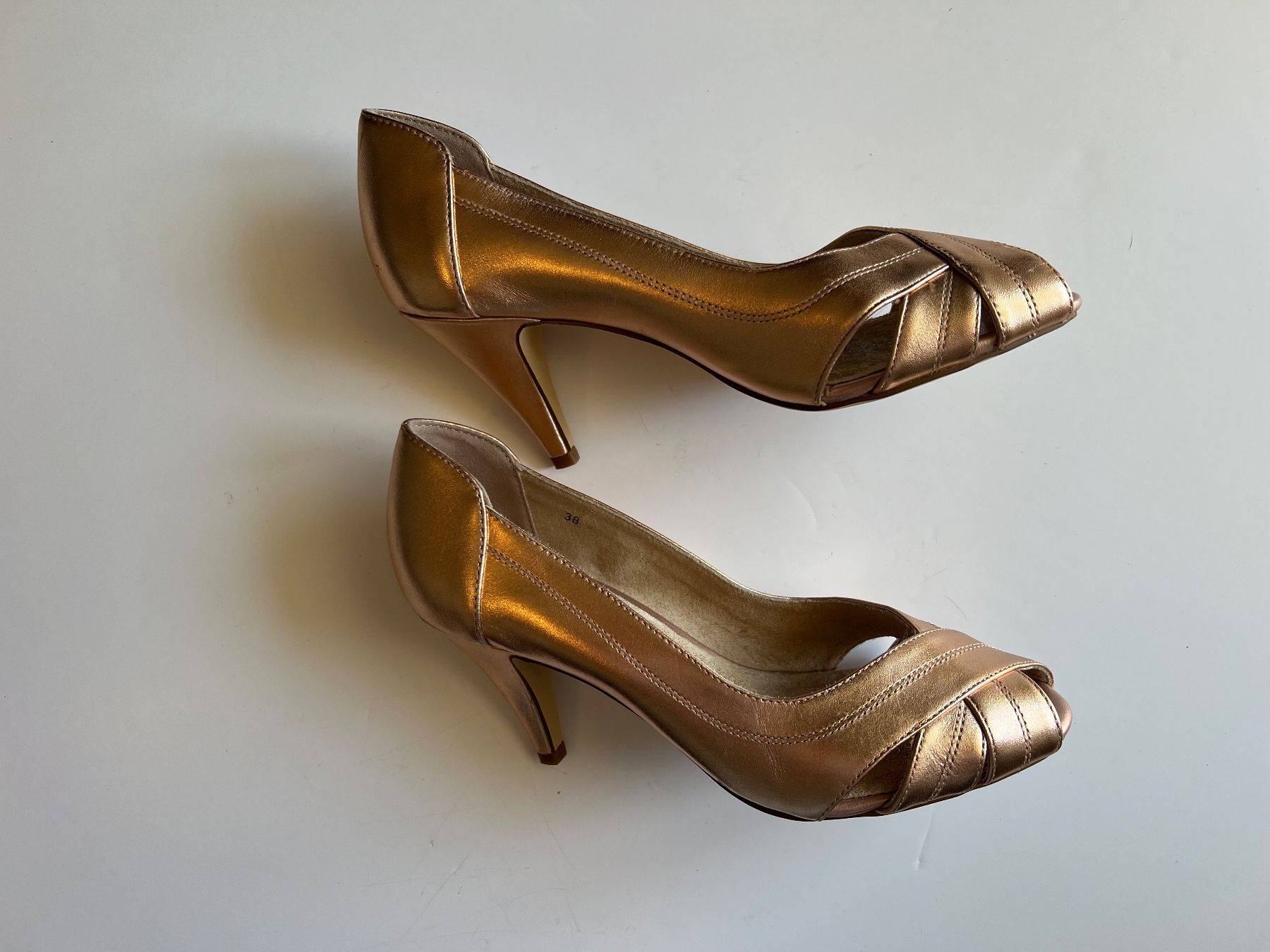 Scarpe da donna: Escarpins rose gold en cuir 39 – Usato da Neuchâtel venduto da Thesebootsaremadeforwalking 1