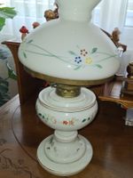 Antike Petroleumlampe, Glas weiss, Blumendekor, Rarität