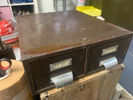 altes Metallschränkchen, 2 Schubladen, Industrialstil