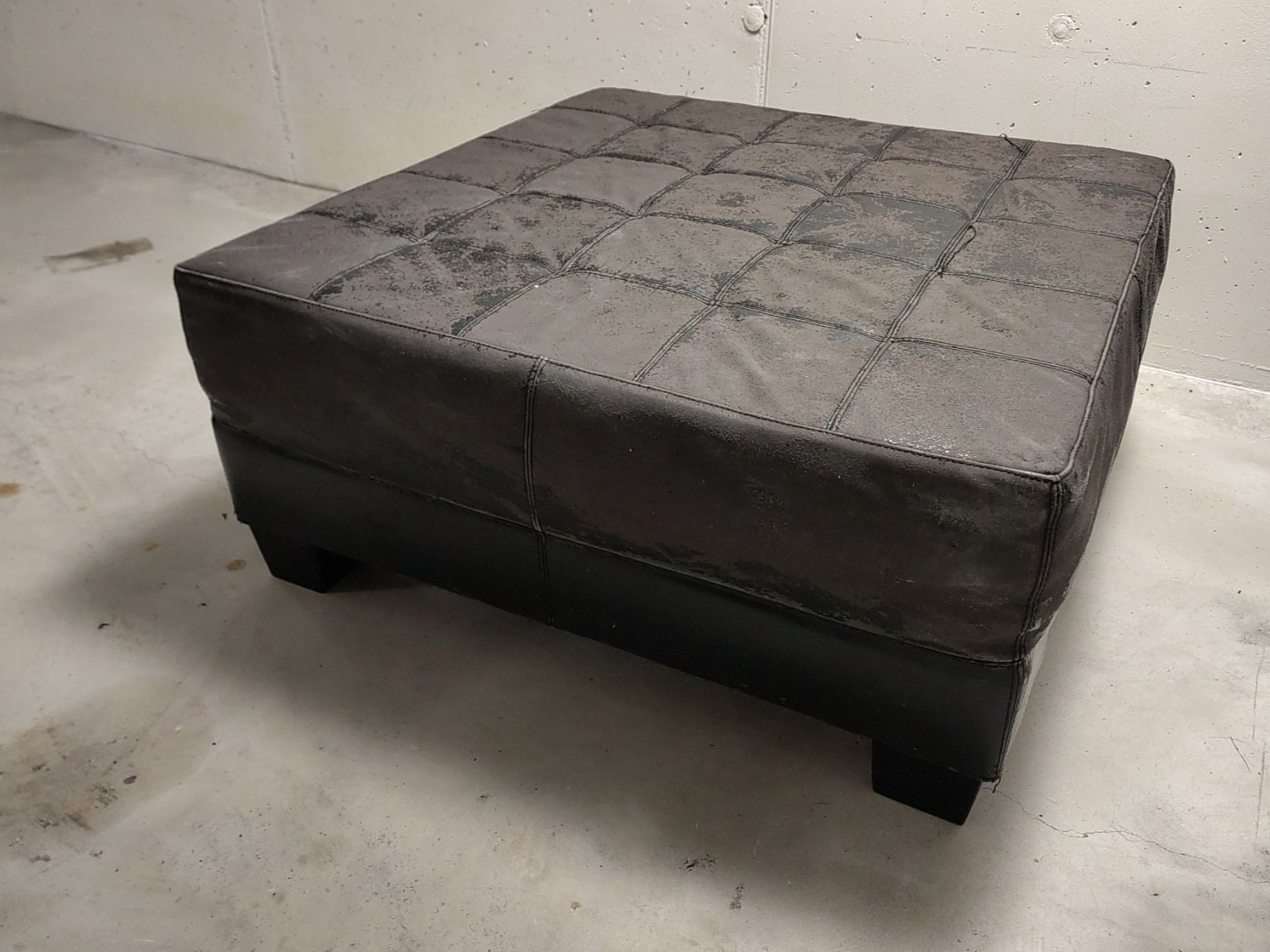 Hocker: Hocker quadratisch schwarz Lederoptik – Gebraucht aus Hünenberg See von ElijahB.