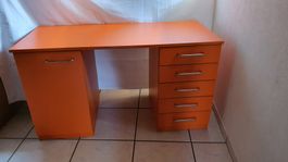 Oranges Pult/Schreibtisch wurde vom Schreiner gefertigt