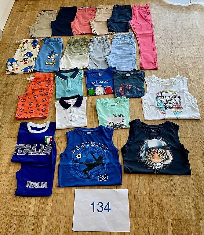 Lotti & Set di vestiti: Kinderkleiderpaket Grösse 134 – Usato da Zürich venduto da giovannisp