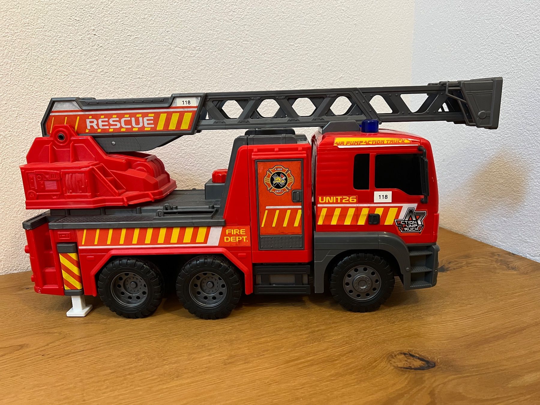 Spielzeuge: Grosses Feuerwehr-Spielzeugauto – Gebraucht aus Lengnau BE von Rubin27 5