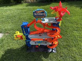 Hot Wheels Ultimate Garage mit 3 Autos mit Drache!
