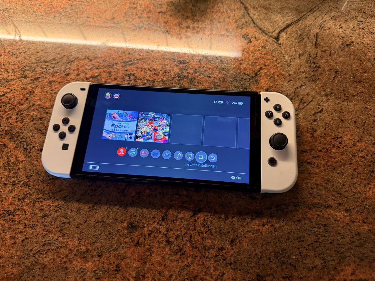 Nintendo Konsolen: Nintendo Switch OLED mit Zubehör – Gebraucht aus Oberwil i. S. von PilotM 1