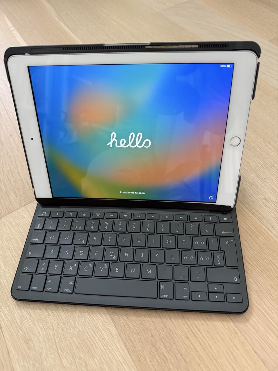 Apple Tablet PC: Apple ipad 5. Generation Wifi MIT Logitech Tastatur – Usato da Solothurn venduto da SusanneL01
