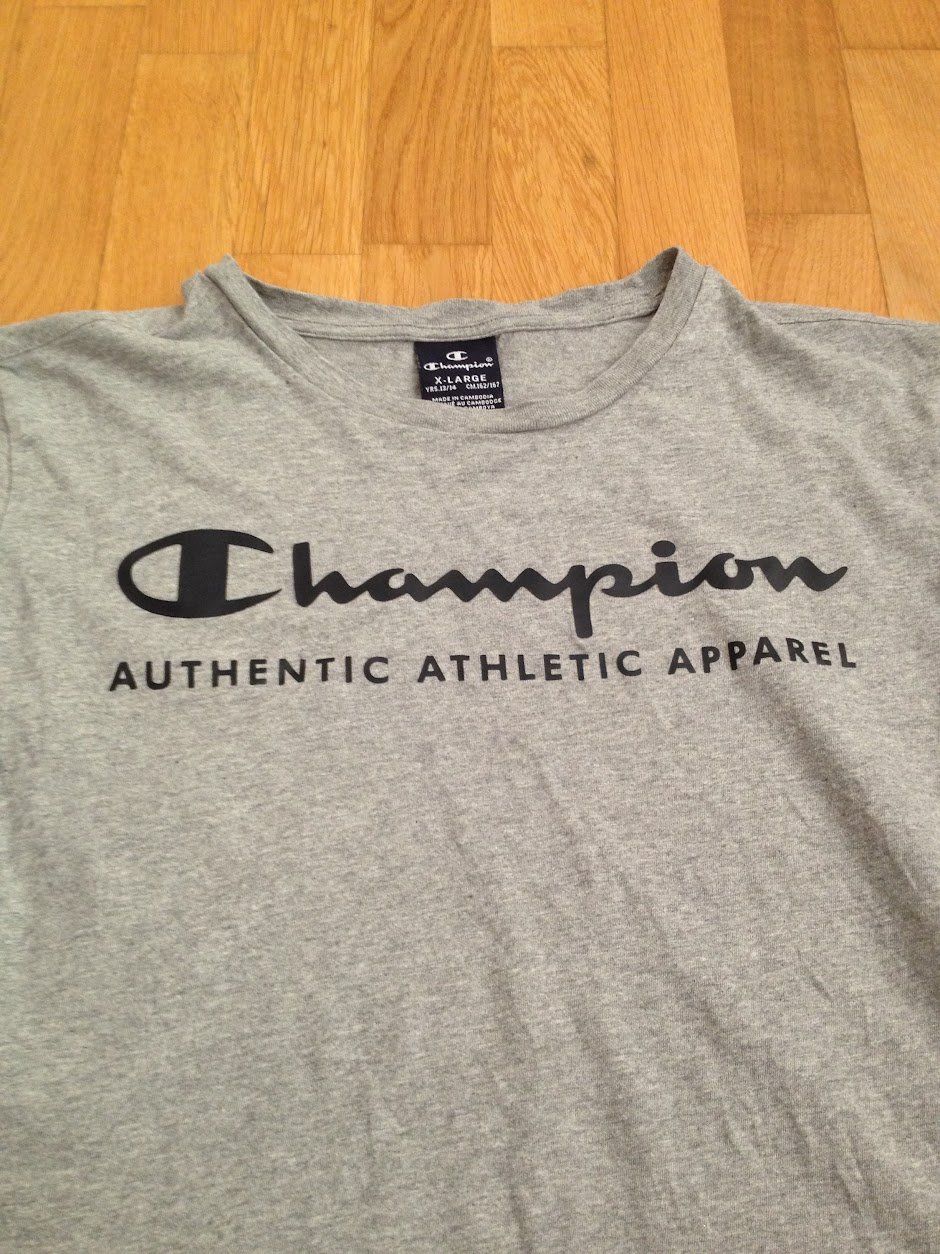 Champion T-shirt: Shirt Champion – Usato da Dübendorf venduto da Fip05 2
