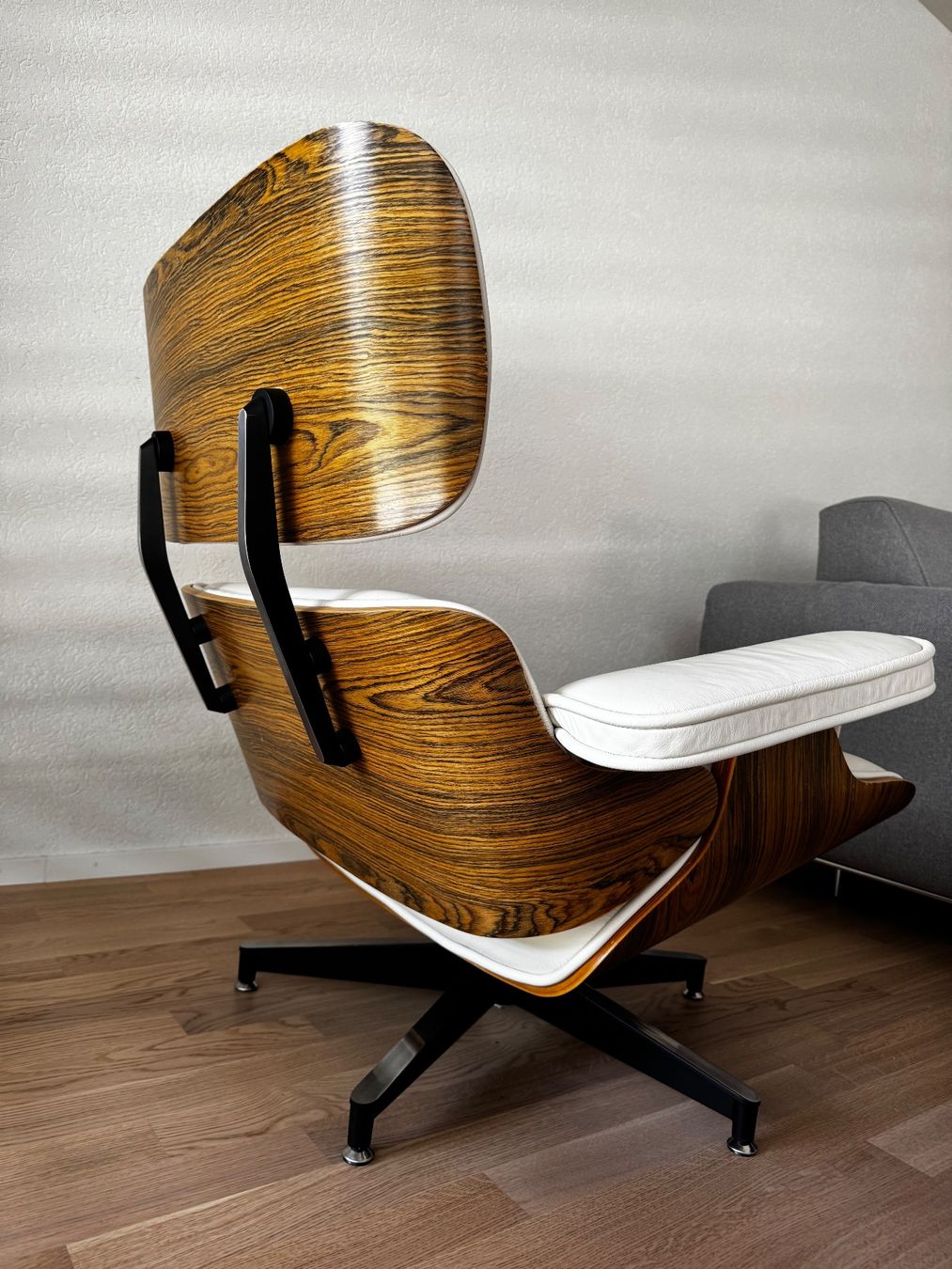 Eames Sessel: Eames Lounge Chair & Ottoman – Gebraucht aus Echichens von unideks 1