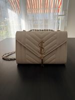 Sac à main blanc matelassé avec chaîne dorée