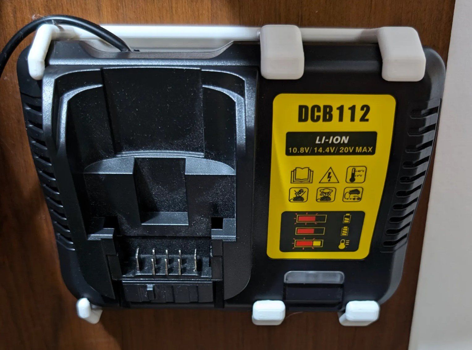 Dewalt Caricabatterie: 3 Stk... Wandhalterung DCB112 – Nuovo (secondo la descrizione) da Felben-wellhausen venduto da vik_t8bz