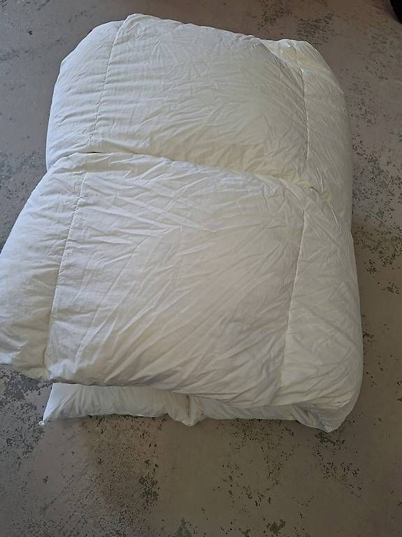 Decken: Daunenduvet 160x210 – Gebraucht aus Olten von Mezopotamya