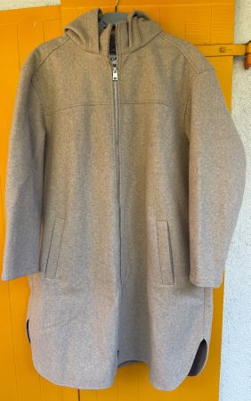 Mantel beige mit Kapuze und Reissverschluss / Gr.48