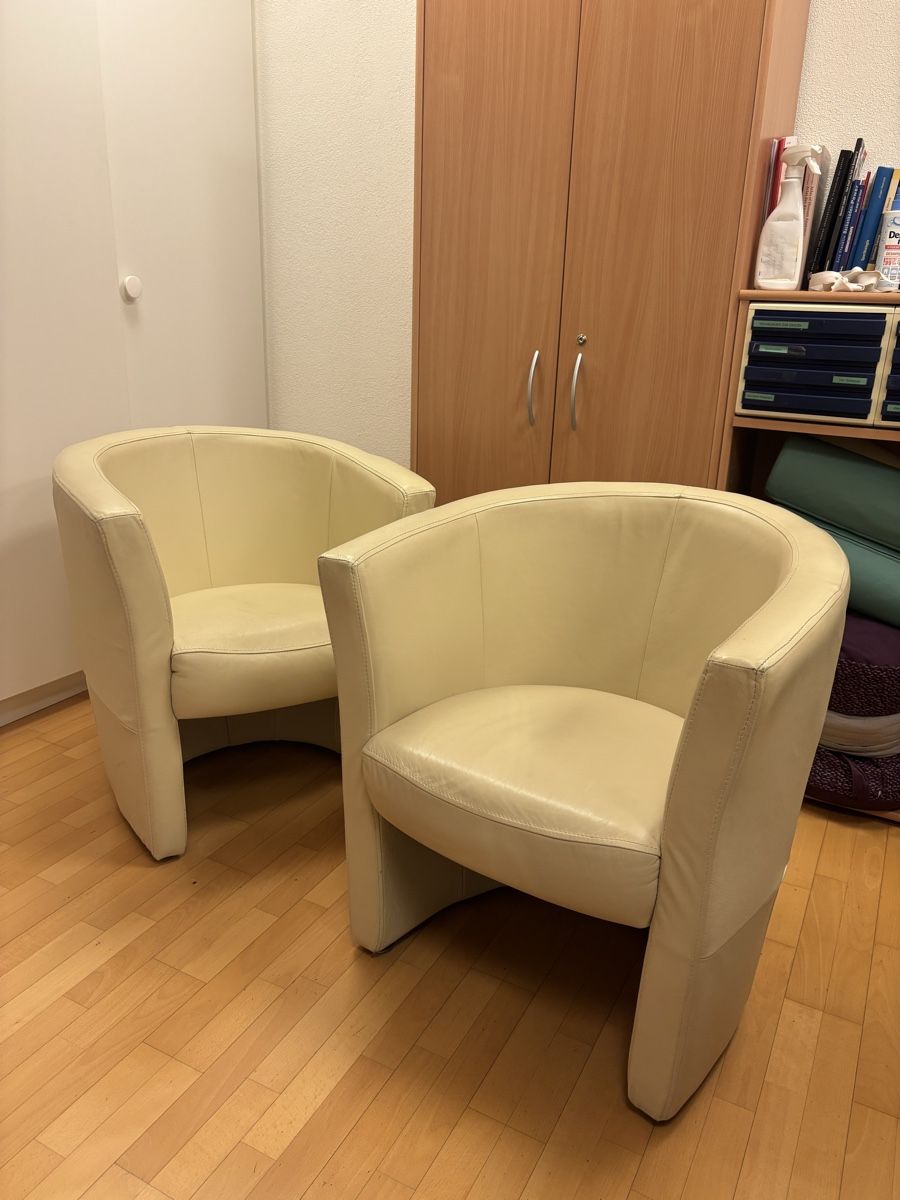 Poltrone: 3 Echtleder-Stühle in Weiss – Usato da Widen venduto da nicole.87