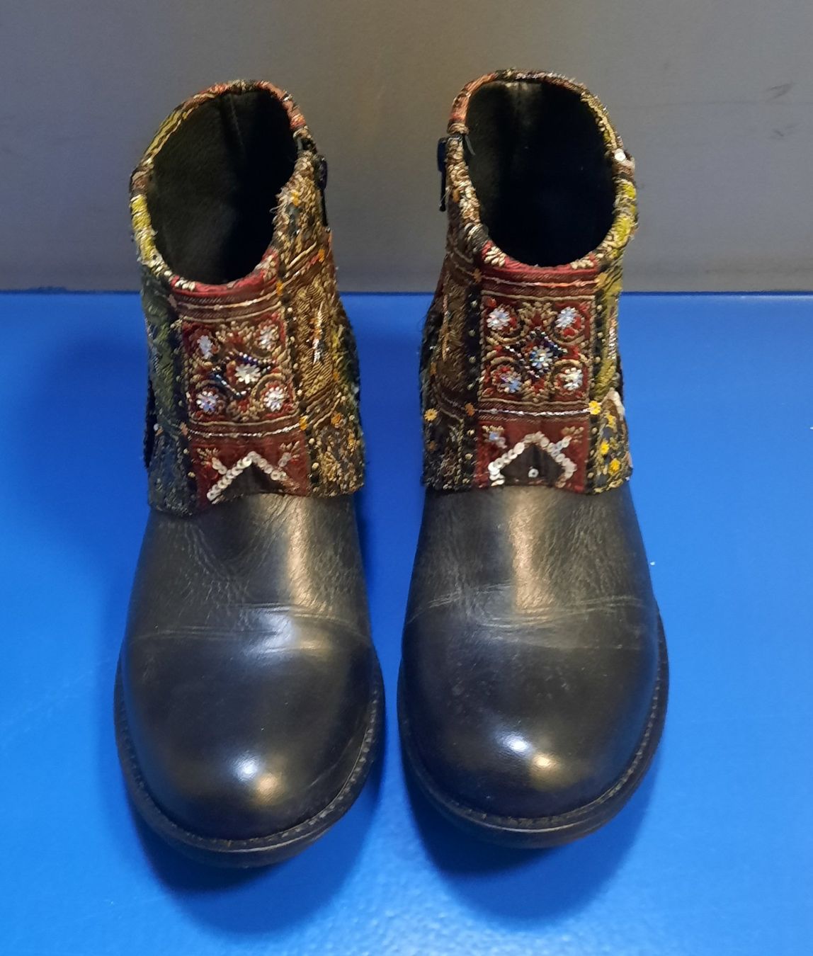 Chaussures femmes: Stiefel mit Brokatbordüre – D'occasion à Zürich par pia_p95m