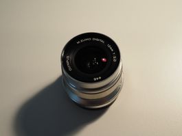 Olympus M.Zuiko 12mm f/2 Objektiv