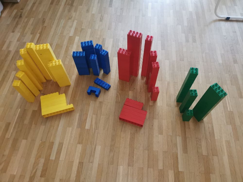 30 Stück Mini Bauhelme - Rote, Blaue & Gelbe Sicherheitshelme Für Puppen