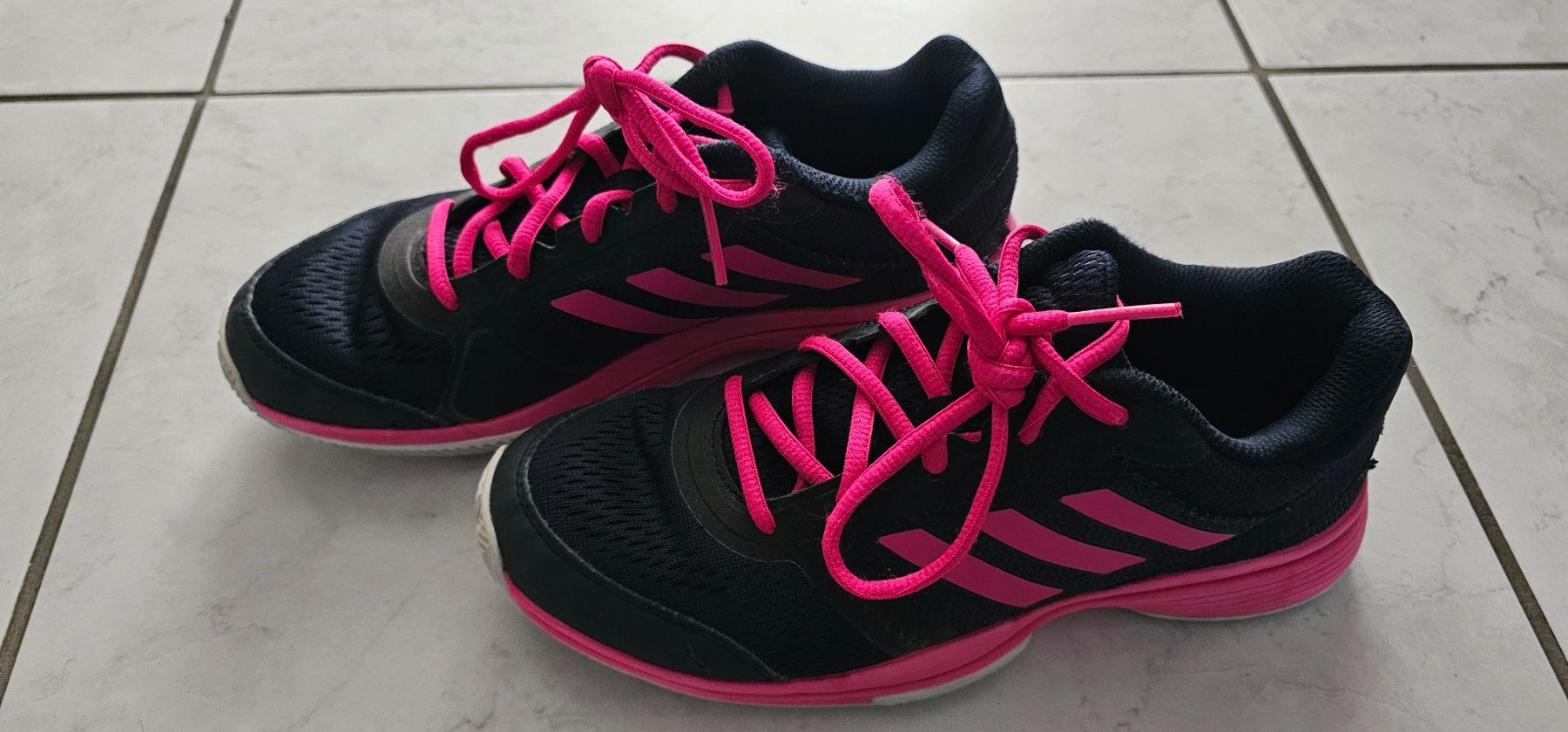 Adidas Scarpe per ragazze: Hallen- Turnschuhe " adidas" Gr.38 – Usato da Geuensee venduto da JeMaUrPe