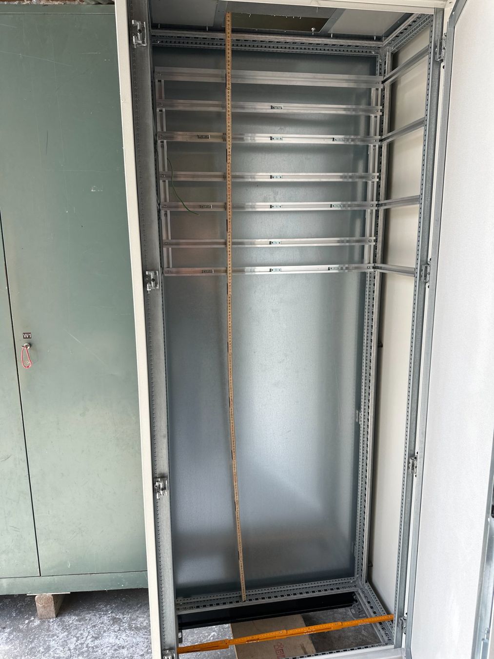 Alimentazione elettrica: Schaltschrank Elektroverteiler 2m – Usato da Quarten venduto da Wolfs 2