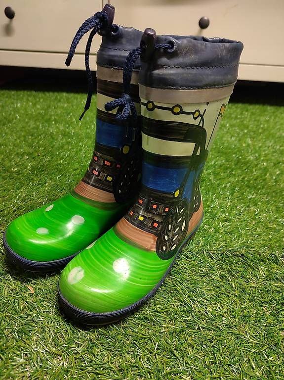 Schuhe für Jungen: Gummistiefel Regenschirm Grösse 33 – Gebraucht aus Zürich von RaffaelaT