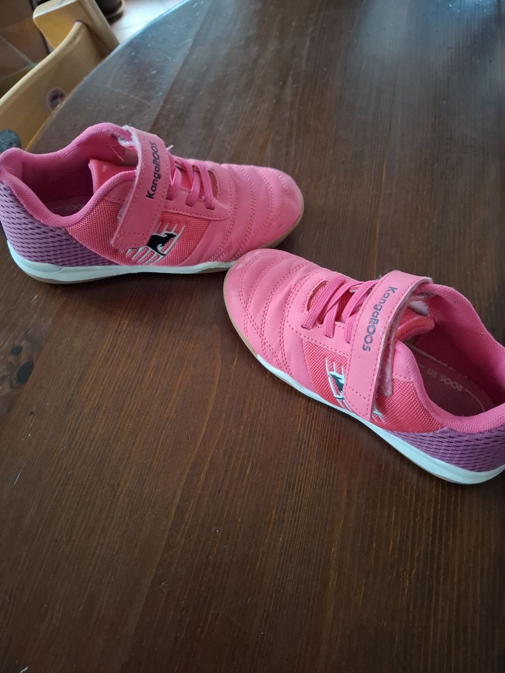 Scarpe per ragazze: Hallenturnschuhe Gr 30 – Usato da Hätzingen venduto da Snoopi84 1