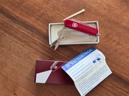 Couteau Victorinox, ciseaux, lampe de poche, etc..