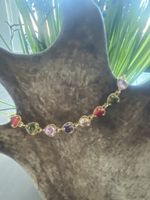 Goldiges Armband mit bunten Herzchen